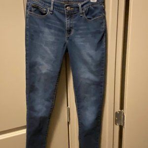 Levi medium/dark wash skinny jeans